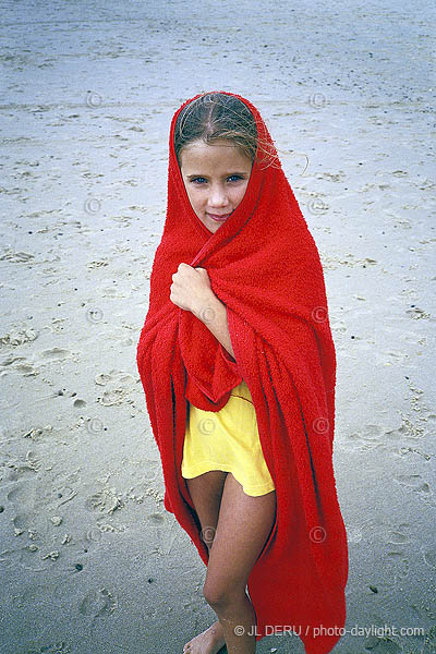 petite fille sur la plage - little girl on the beach